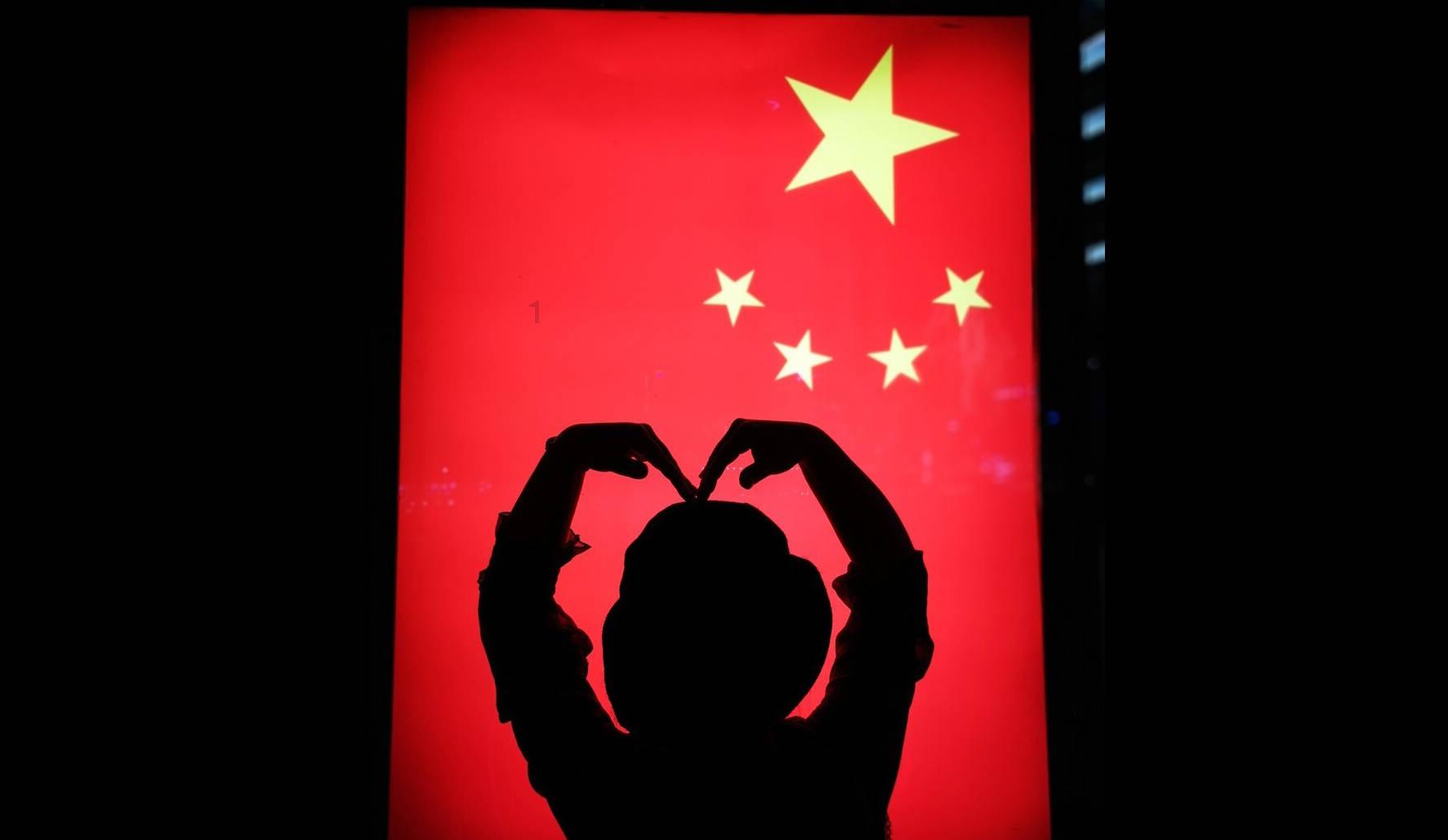 河南小伙太猛了!两腿一肘KO两位世界名将,外媒称其为最恐怖的KO
