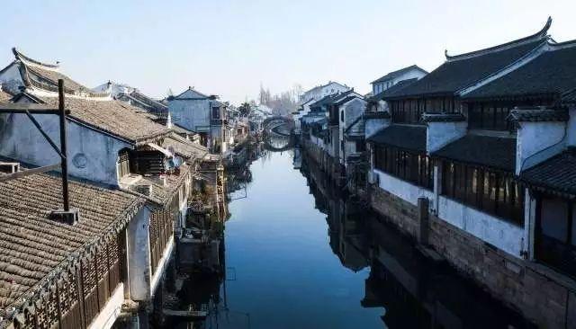 无限翻滚小球